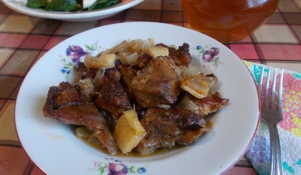 ФИЛЕ: свинины с луком и беконом в духовке